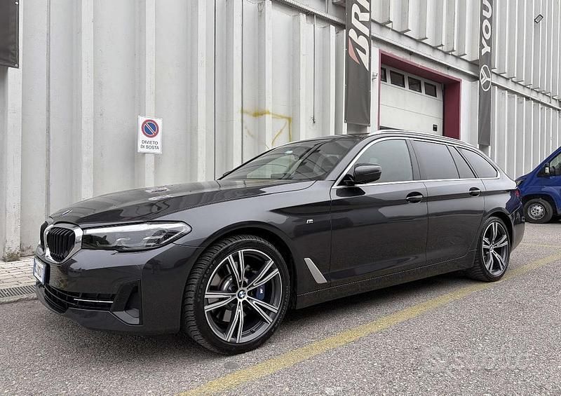Begagnad BMW 520 Efficient Dynamics 2022 Grå Kombi