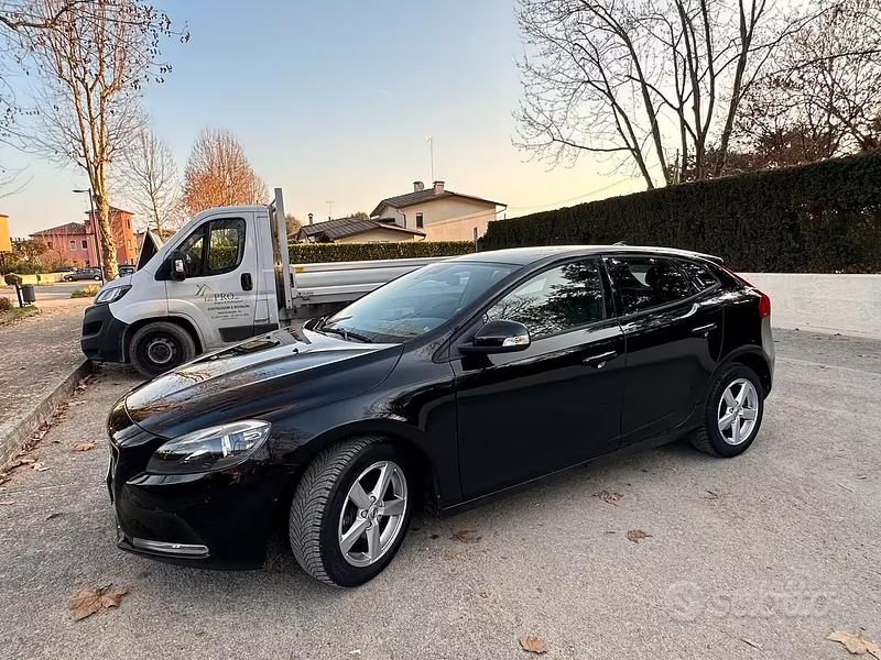 Usata Volvo V40 120 CV (88 kW) 2017 Nero Berlina