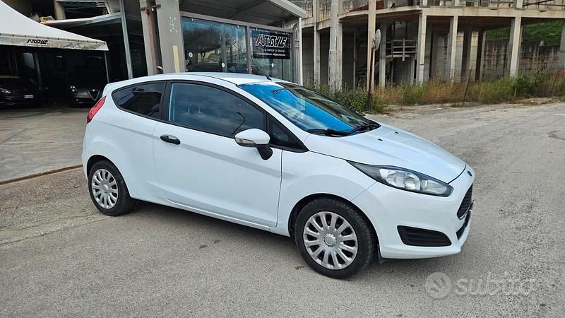 Begagnad Ford Fiesta 75 HK (55 kW) 2016 Grå Van