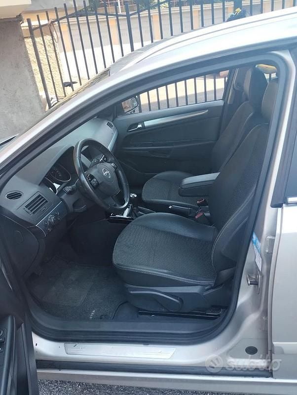 Usata Opel Astra Cosmo 115 CV (84 kW) 2010 Grigio Station wagon