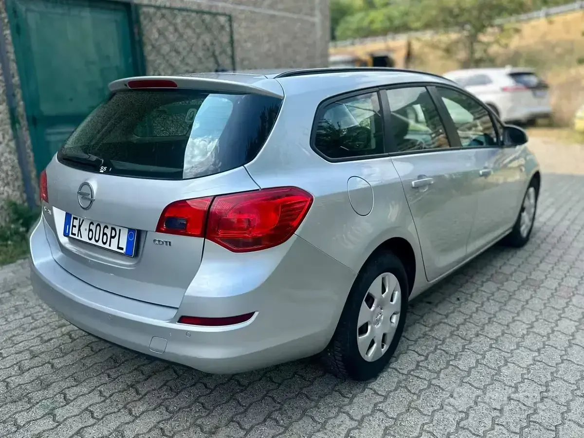 Usata Opel Astra 110 CV (80 kW) 2011 Grigio Station wagon