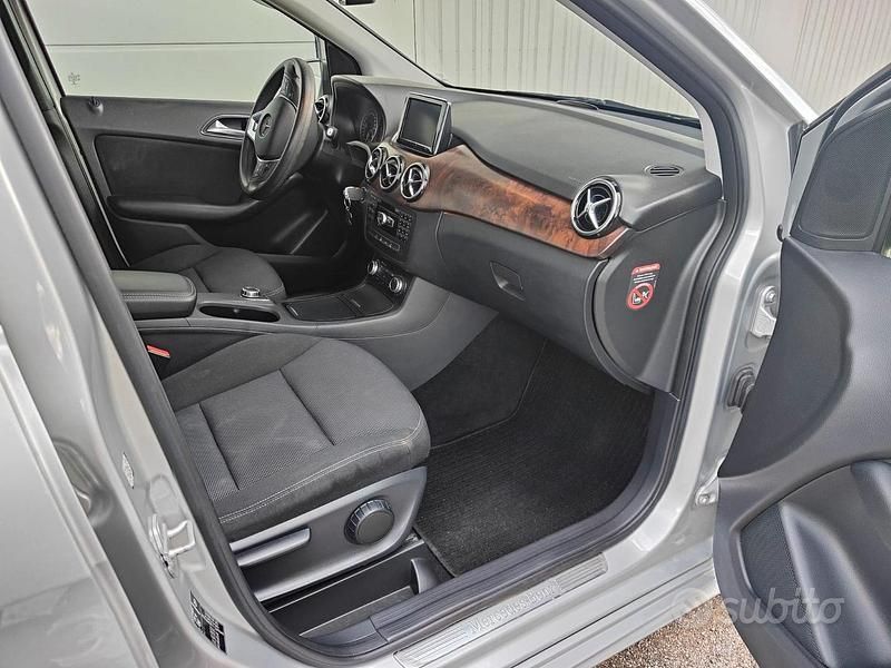 Begagnad Mercedes B200 136 HK (100 kW) 2013 Grå Minibuss