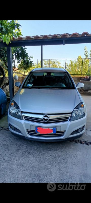 Grigio Usata 2010 Opel Astra Edition Station wagon | 3500 € (Molto cara) - Immagine 1/1