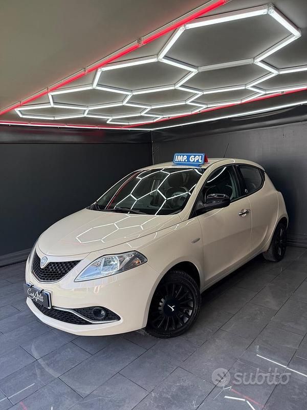 Usata Lancia Ypsilon Gold 69 CV (50 kW) 2016 Beige Utilitaria