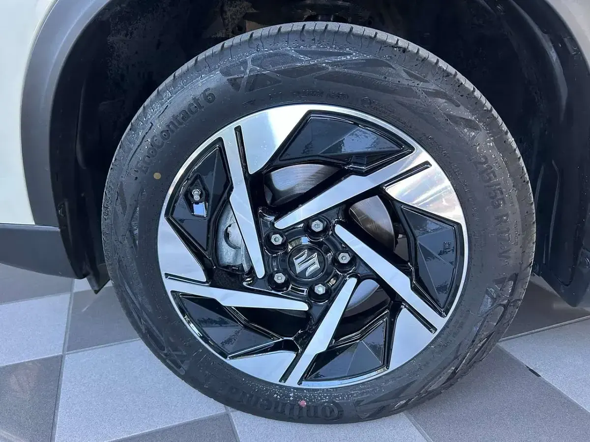 Usata Suzuki Vitara 110 CV (80 kW) 2025 Avorio africa / tetto nero SUV