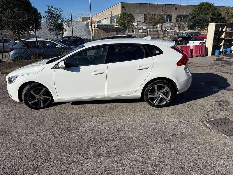 Bianco Usata 2017 Volvo V40 Momentum Tre volumi | 11.500 € (Buon prezzo) - Immagine 1/4