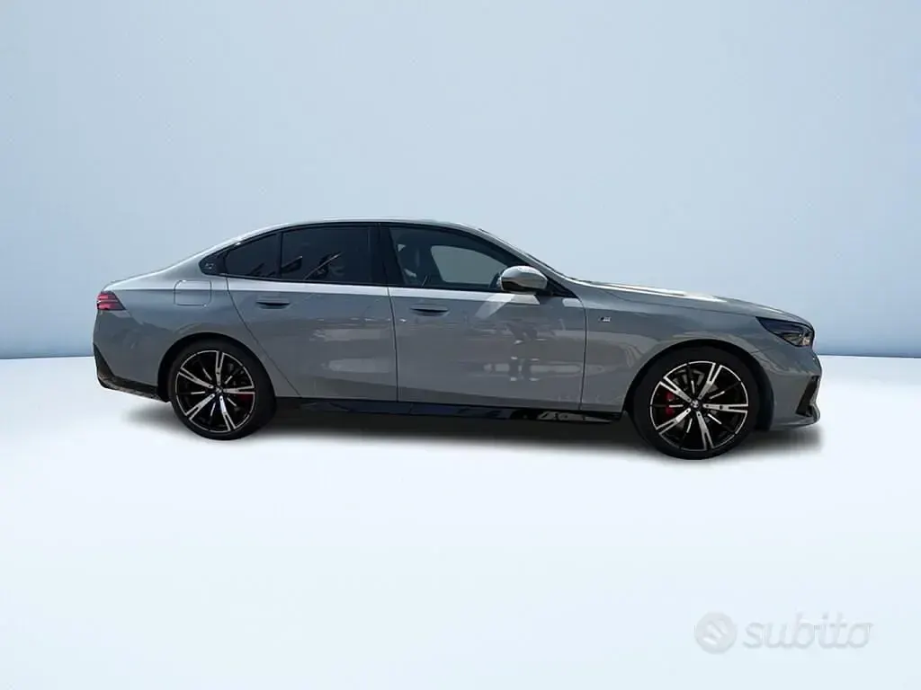 Usata BMW 520 M Sport 197 CV (144 kW) 2025 Grigio metallizzato Berlina