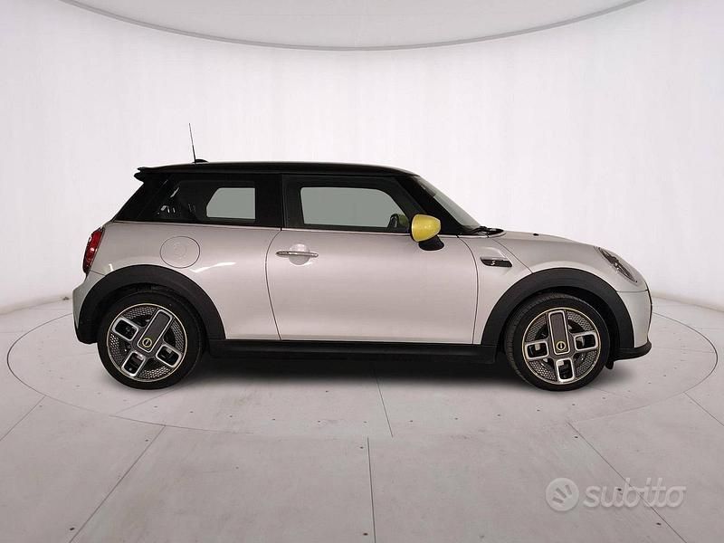 Usata Mini Cooper SE Classic 135 kW (184 CV) 2022 White silver Utilitaria