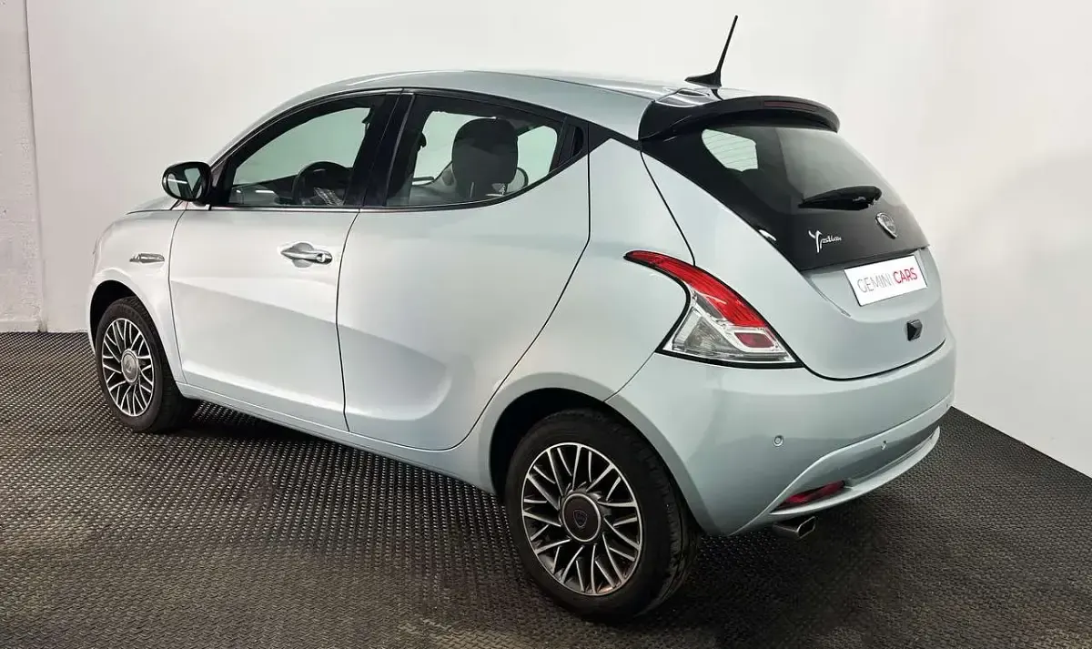 Usata Lancia Ypsilon Gold 69 CV (50 kW) 2023 Blu/azzurro Utilitaria