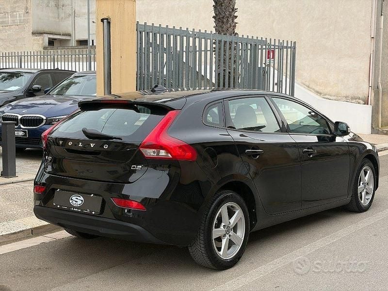 Usata Volvo V40 Kinetic 116 CV (85 kW) 2014 Nero Berlina