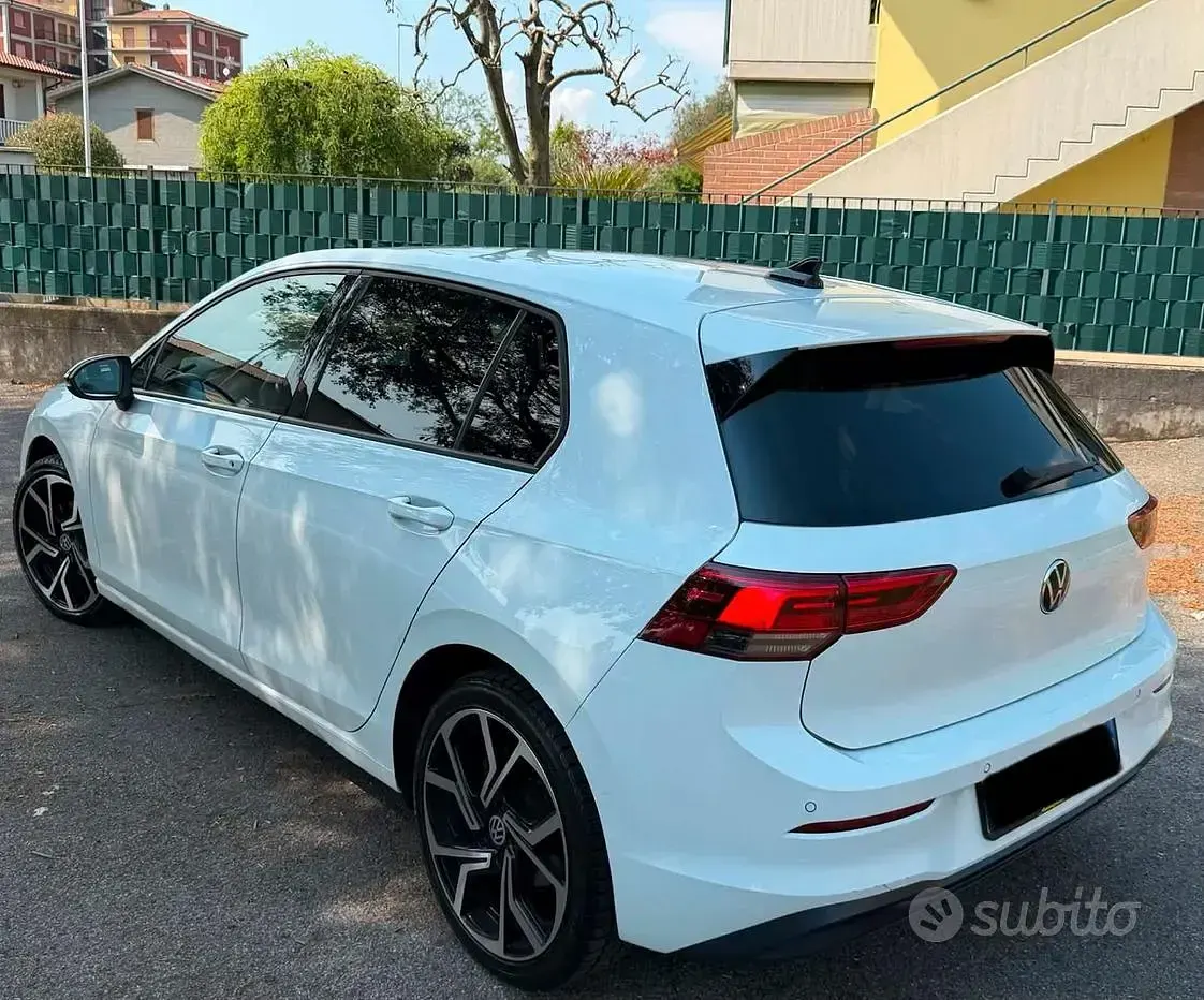 Usata VW Golf VIII 110 CV (80 kW) 2021 Bianco Utilitaria