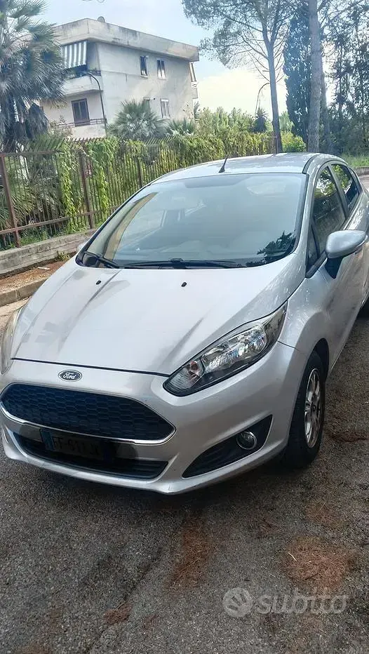 Usata Ford Fiesta 95 CV (69 kW) 2016 Grigio Utilitaria