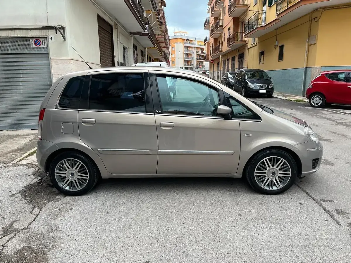 Usata Lancia Musa 95 CV (69 kW) 2007 Giallo Monovolume