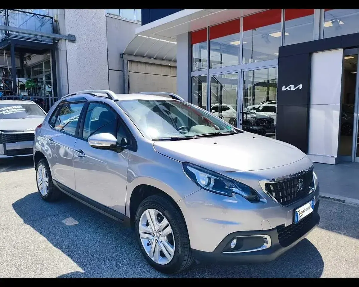 Usado Peugeot 2008 Active 83 HP (61 kW) 2019 Prateado SUV