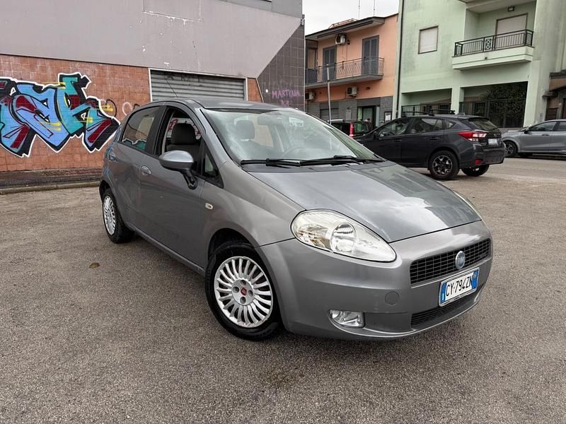 Argento Usata 2007 Fiat Grande Punto Dynamic Due volumi | 1599 € (Ottimo prezzo) - Immagine 1/4