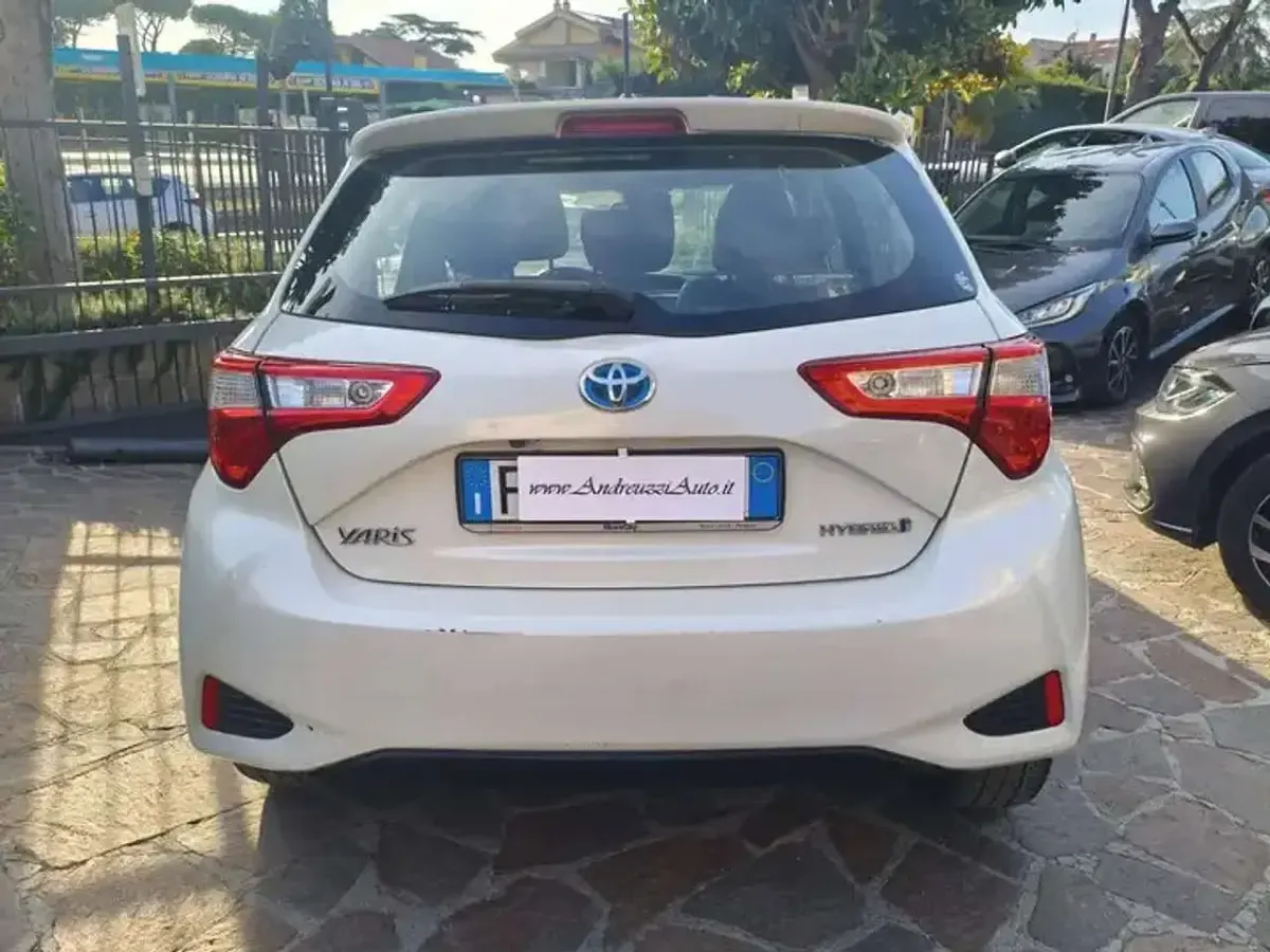 Usata Toyota Yaris Hybrid Style 73 CV (53 kW) 2017 Bianco Berlina
