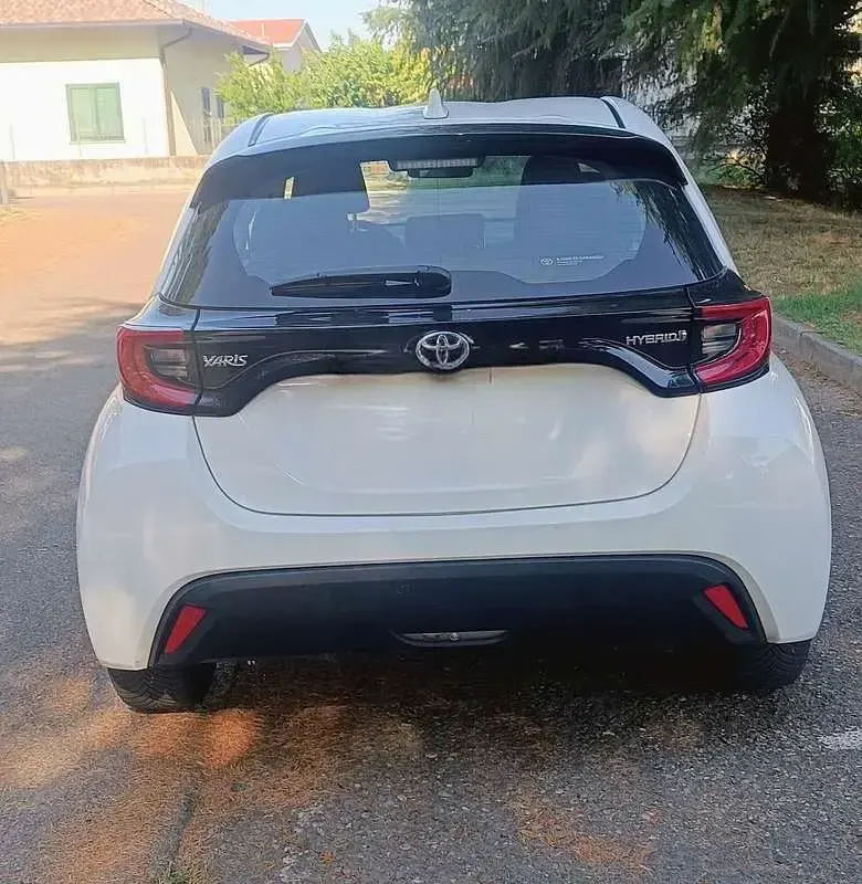 Usata Toyota Yaris Hybrid Active 92 CV (67 kW) 2022 Berlina