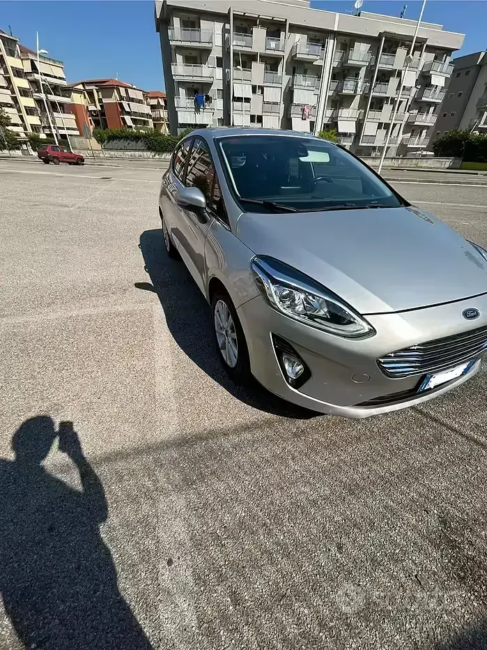 Usata Ford Fiesta 85 CV (62 kW) 2018 Grigio Utilitaria