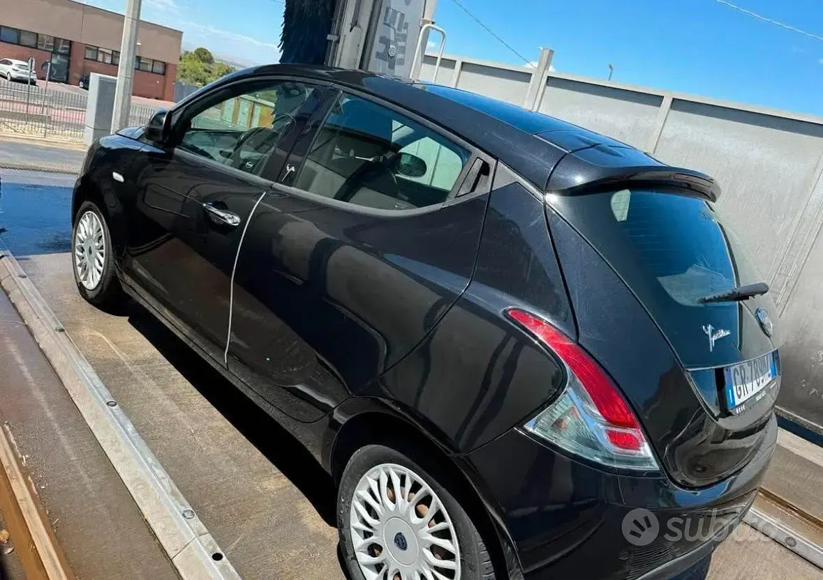 Usata Lancia Ypsilon 95 CV (69 kW) 2012 Nero Utilitaria
