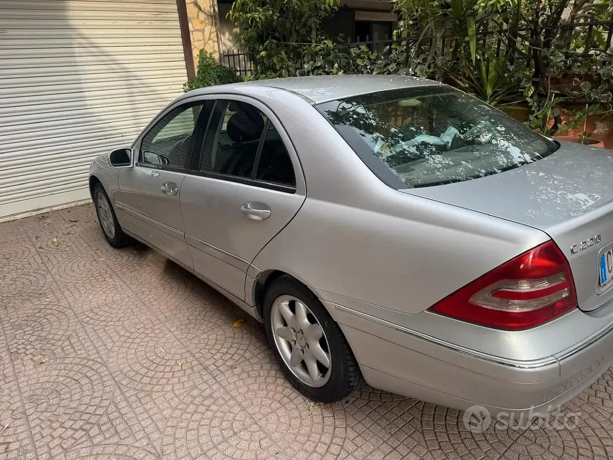 Begagnad Mercedes C220 150 HK (110 kW) 2004 Grå Sedan