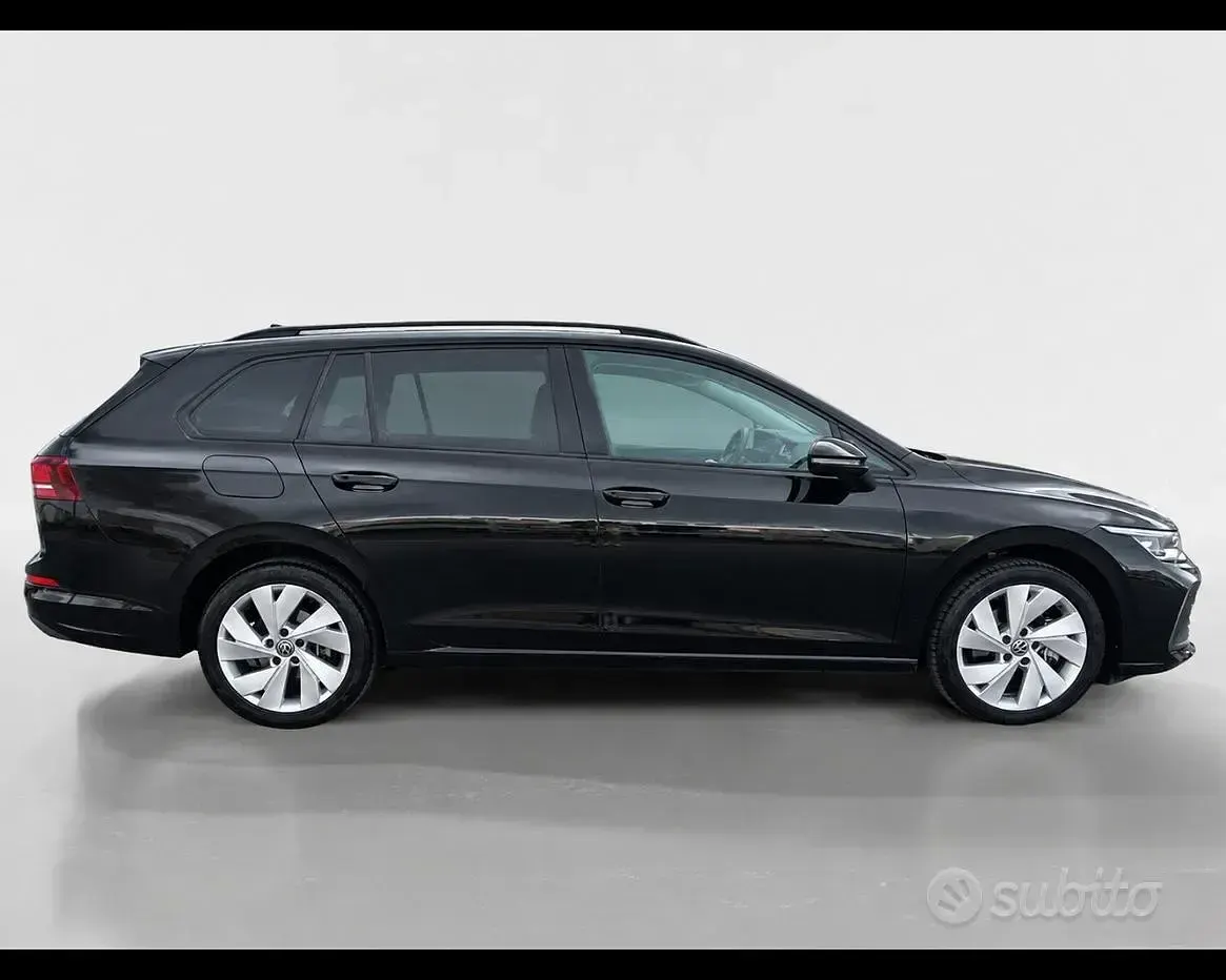 Usata VW Golf VIII Life 150 CV (110 kW) 2024 Grenadill black metallizzato Station wagon