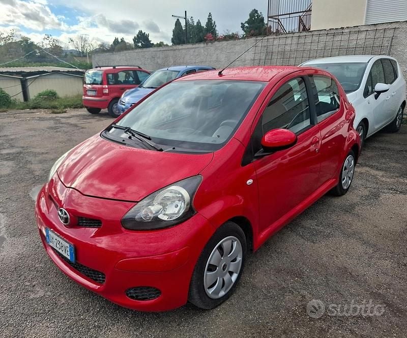 Rosso Usata 2010 Toyota Aygo Due volumi | 4500 € (Buon prezzo) - Immagine 1/4