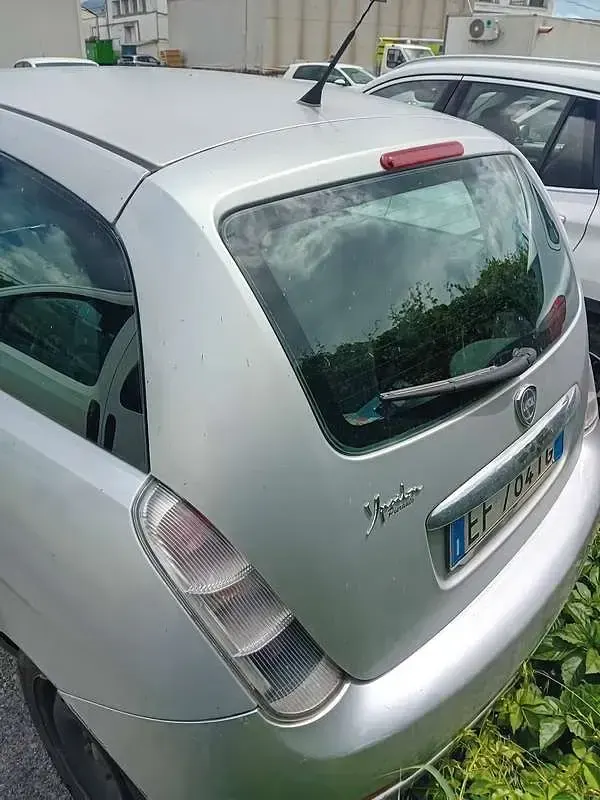 Usata Lancia Ypsilon 75 CV (55 kW) 2011 Argento Utilitaria
