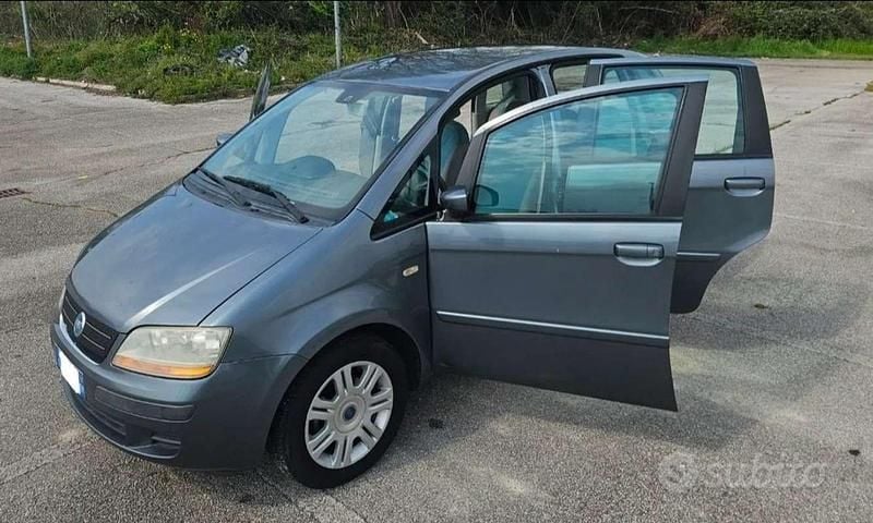 Usata Fiat Idea Active 95 CV (69 kW) 2004 Grigio Monovolume