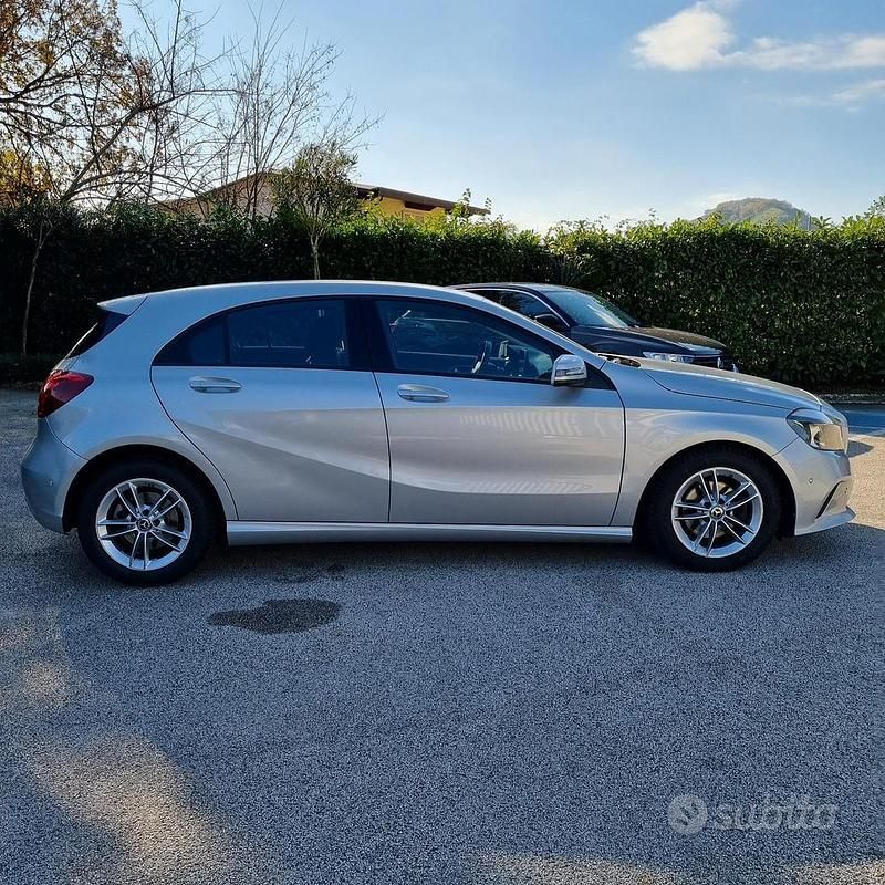 Usata Mercedes A180 109 CV (80 kW) 2017 Grigio Berlina