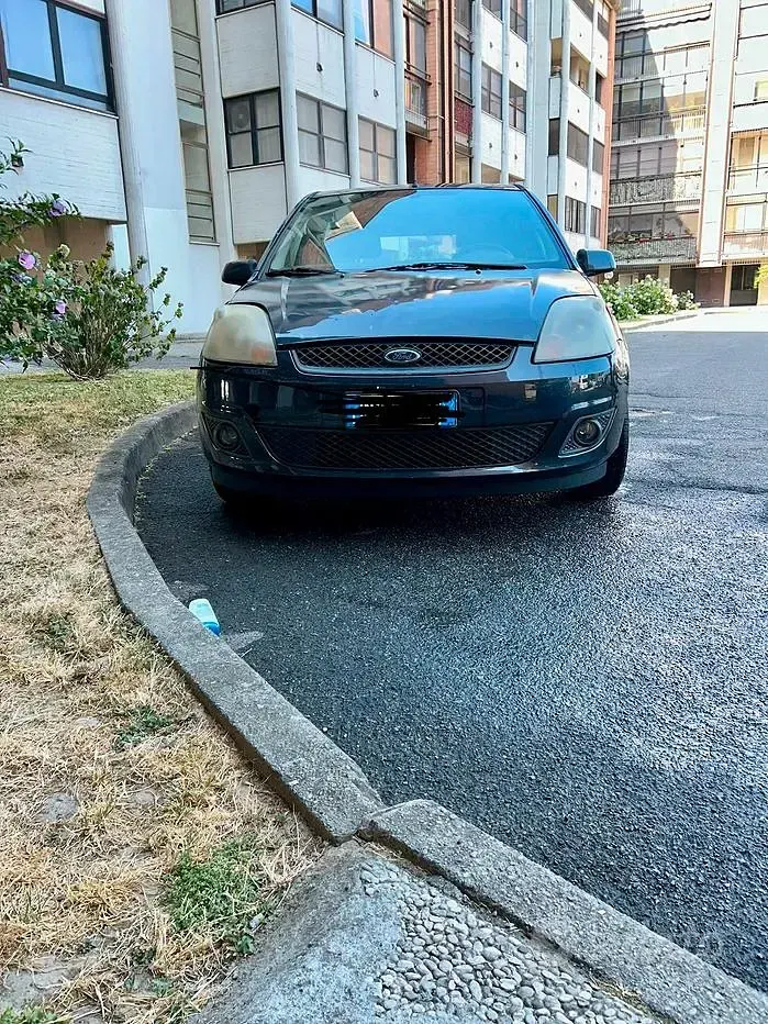 Usata Ford Fiesta 75 CV (55 kW) 2006 Nero Utilitaria