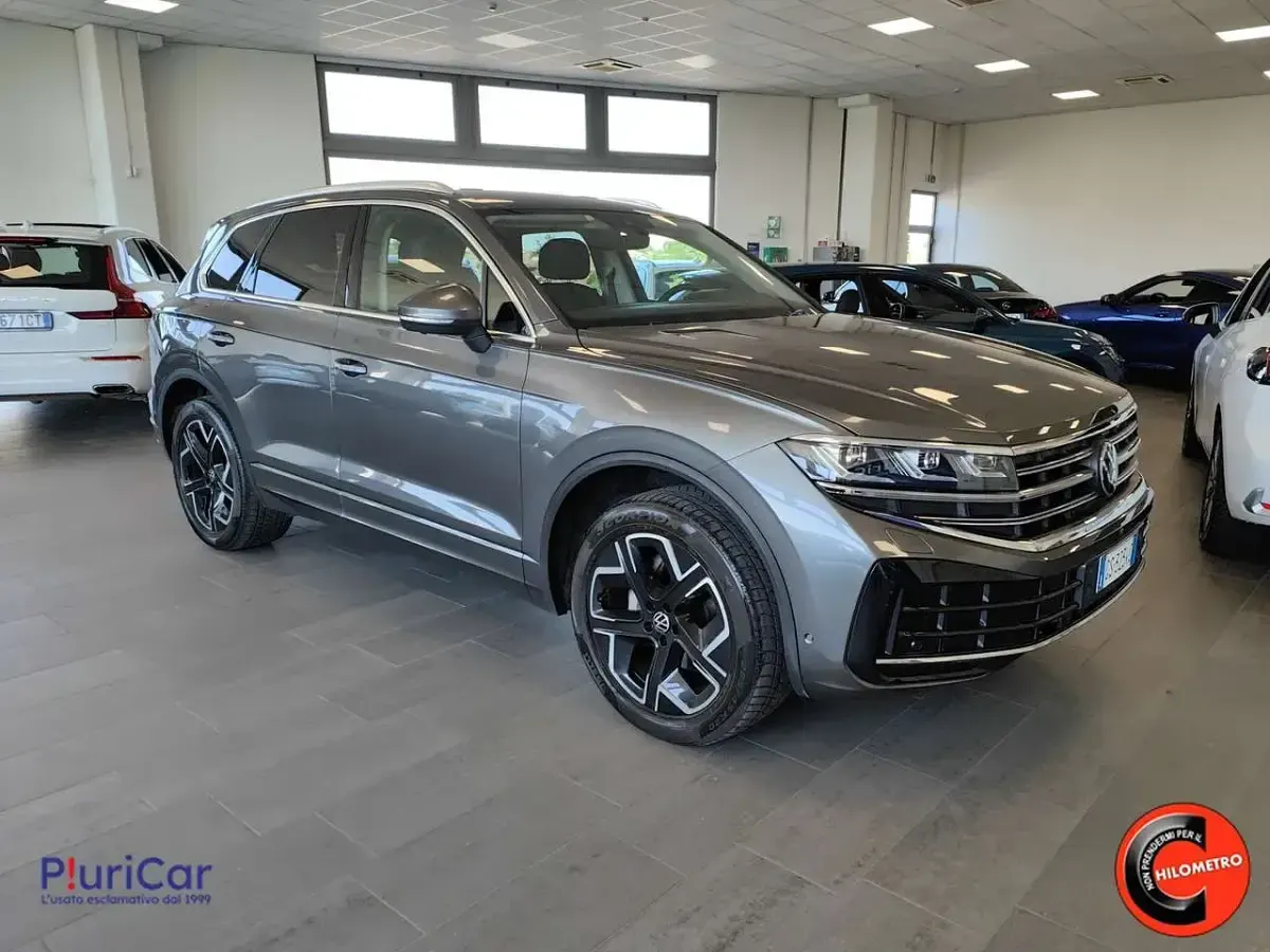 Usata VW Touareg 231 CV (169 kW) 2024 Grigio SUV