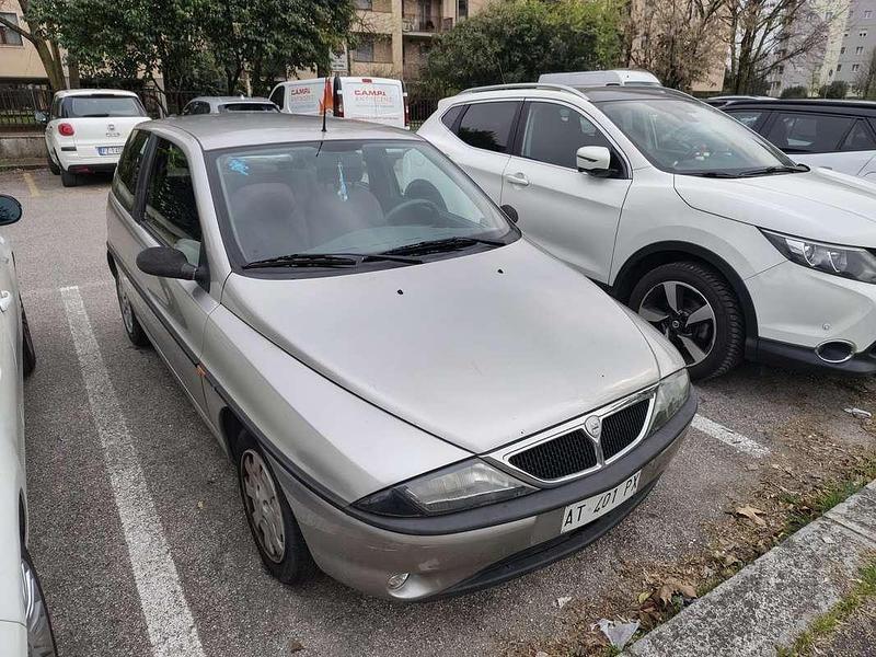 Usata Lancia Ypsilon 60 CV (44 kW) 1997 Argento Utilitaria