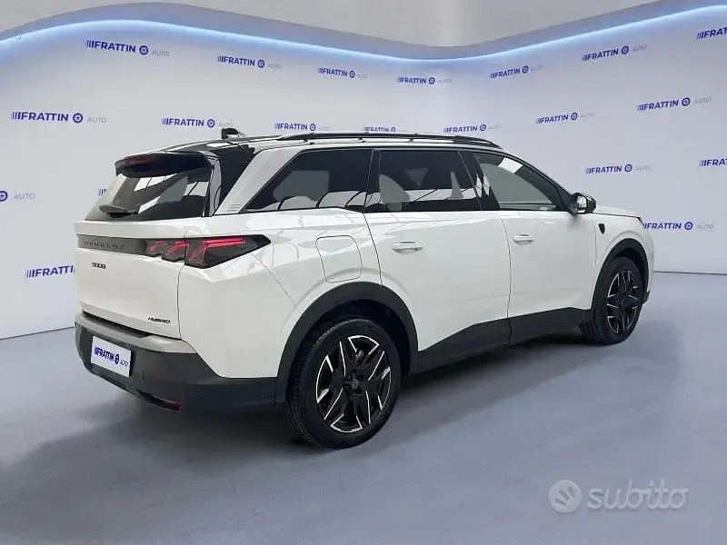 Usado Peugeot 5008 GT 145 CV (106 kW) 2025 Plateado Monovolumen