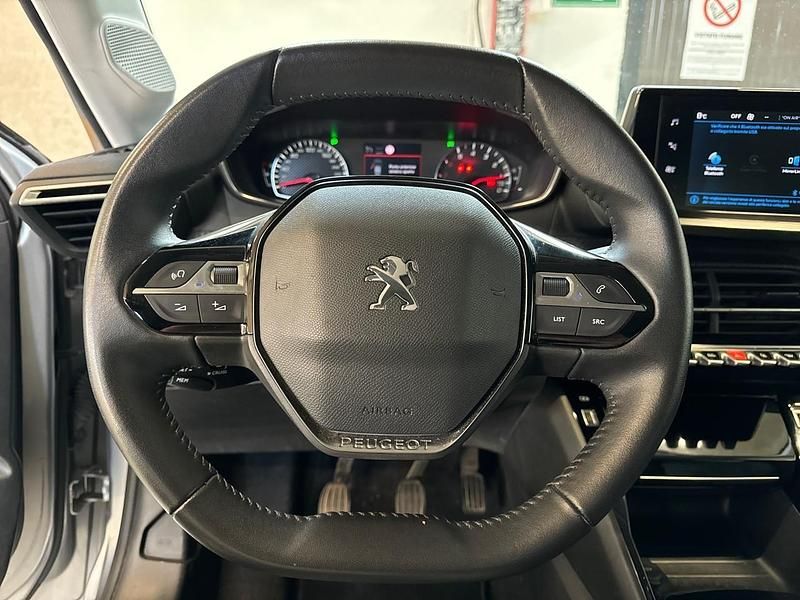 Usata Peugeot 208 Allure 101 CV (74 kW) 2023 Grigio Utilitaria