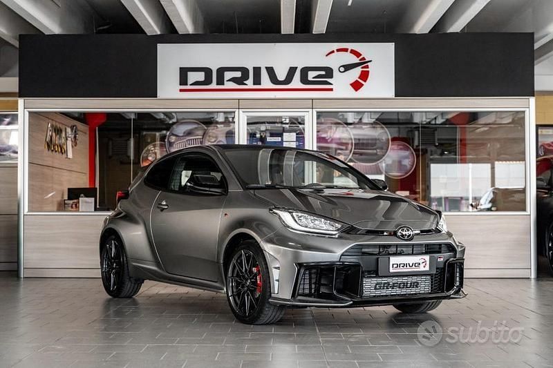 Grigio Usata 2024 Toyota Yaris Due volumi | 56.900 € (Molto cara) - Immagine 1/4