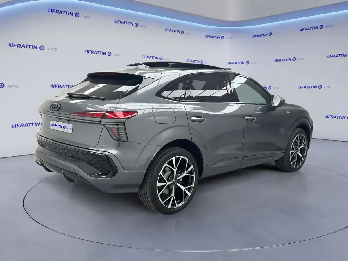 Nuova Audi Q3 S-Line 150 CV (110 kW) 2026 Grigio scuro SUV