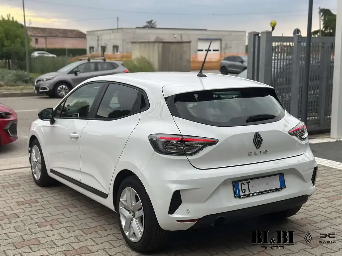 Usata Renault Clio V Evolution 101 CV (74 kW) 2024 Bianco ghiaccio Berlina