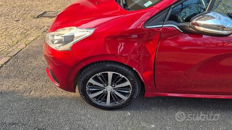 Usata Peugeot 208 110 CV (80 kW) 2015 Rosso Utilitaria
