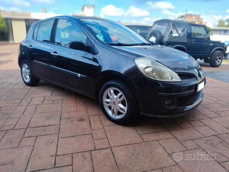 Nero Usata 2007 Renault Clio II LE Tre volumi | 1990 € (Ottimo prezzo) - Immagine 1/4