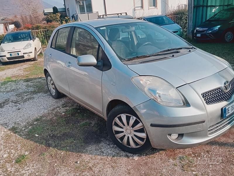 Usata Toyota Yaris Sol 69 CV (50 kW) 2006 Grigio Berlina