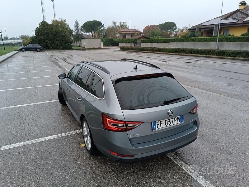 Usata Skoda Superb 150 CV (110 kW) 2016 Grigio Berlina