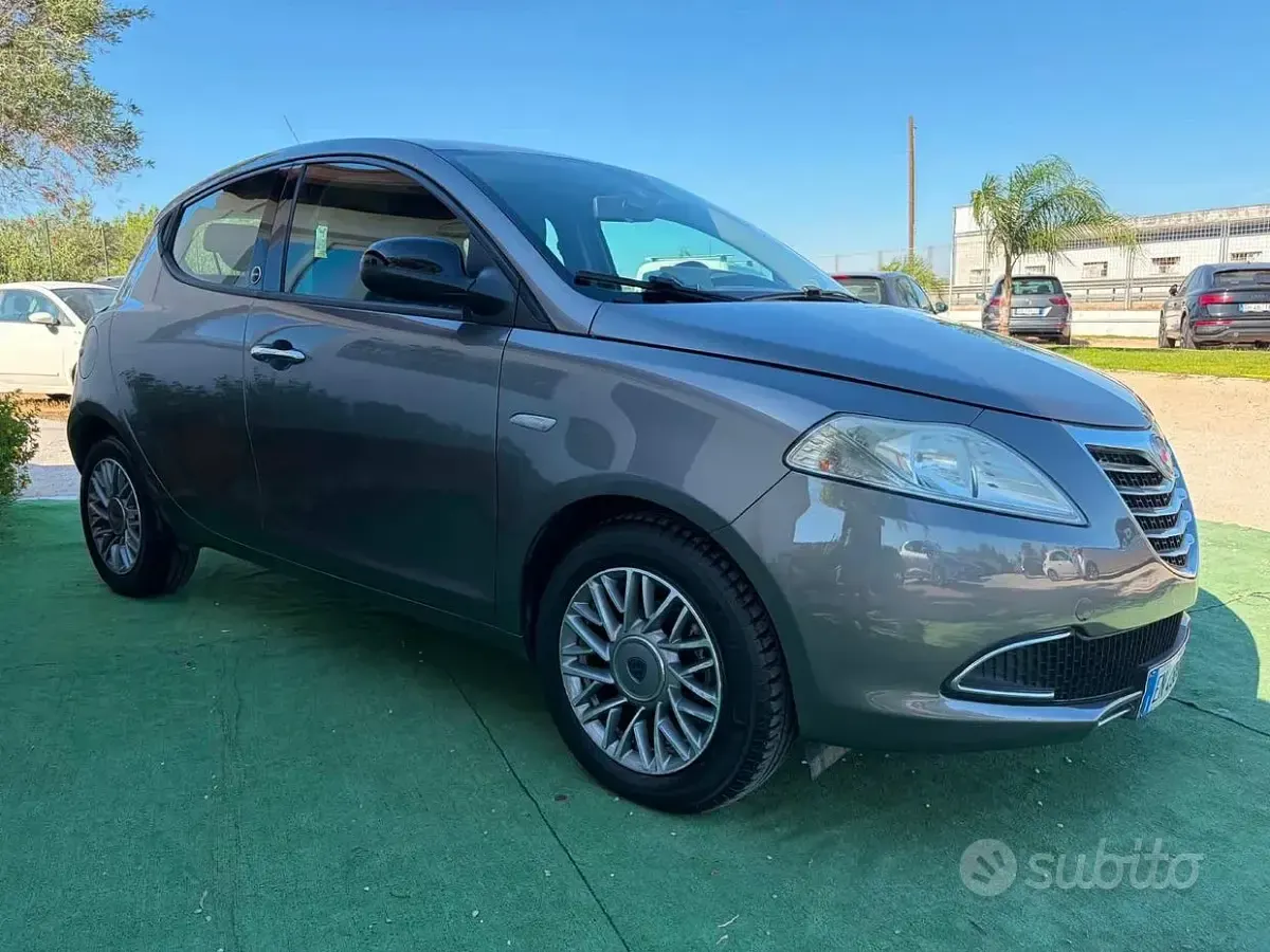 Usata Lancia Ypsilon Gold 69 CV (50 kW) 2012 Grigio Utilitaria