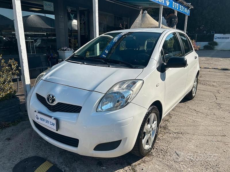 Usata Toyota Yaris Sol 69 CV (50 kW) 2009 Bianco Utilitaria