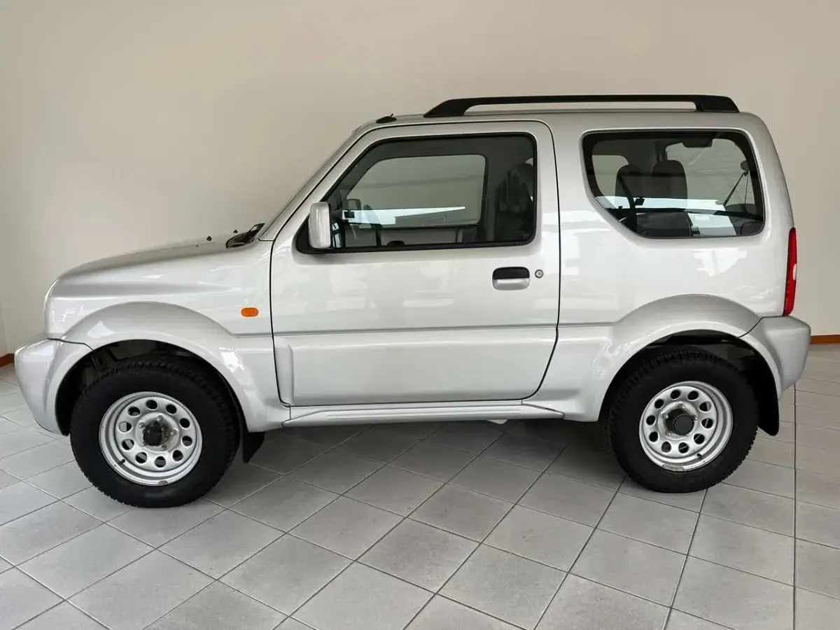 Usata Suzuki Jimny 84 CV (61 kW) 2012 Argento SUV