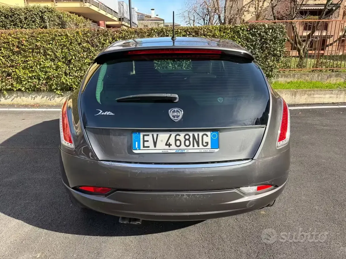 Usata Lancia Delta Silver 120 CV (88 kW) 2014 Grigio Utilitaria