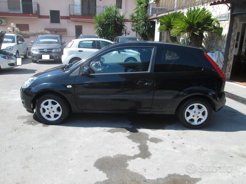 Usata Ford Fiesta Ghia 70 CV (51 kW) 2006 Grigio Utilitaria