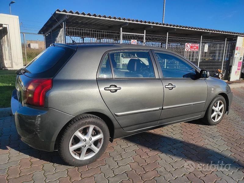 Usata Toyota Corolla 116 CV (85 kW) 2003 Marrone Berlina
