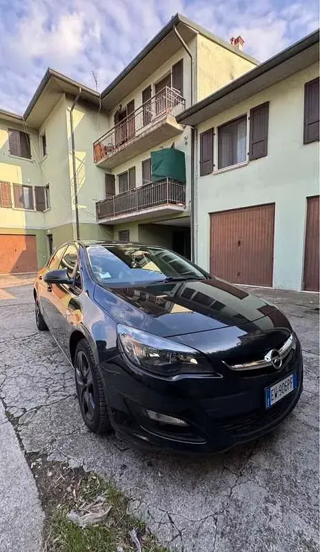 Usata Opel Astra 140 CV (102 kW) 2014 Berlina