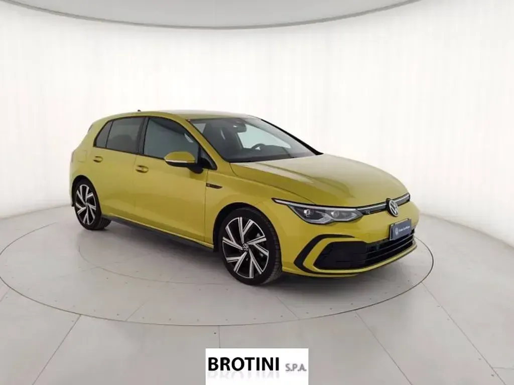 Usata VW Golf VIII R-line 131 CV (96 kW) 2024 Giallo metallizzato Berlina