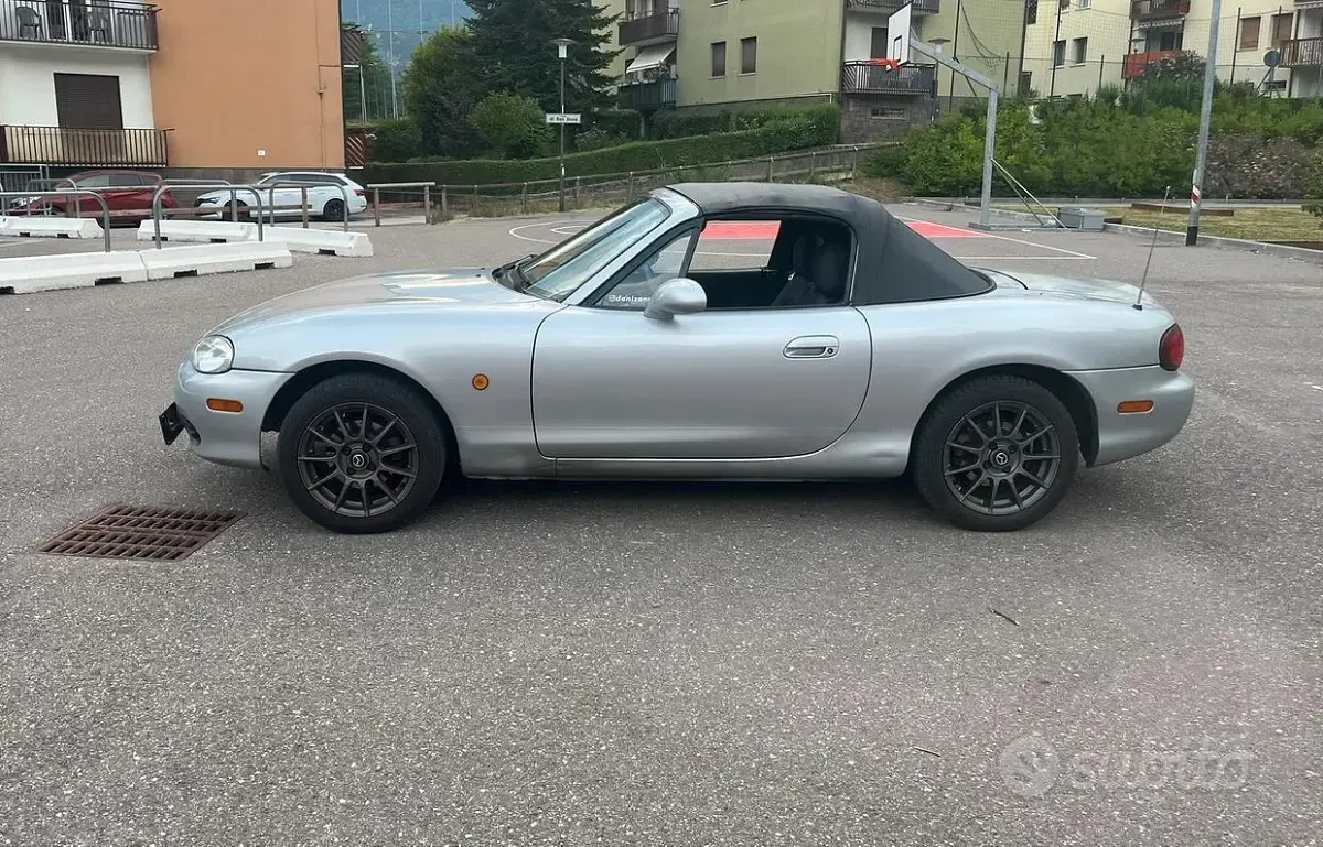 Usata Mazda MX5 110 CV (80 kW) 1998 Grigio Cabrio